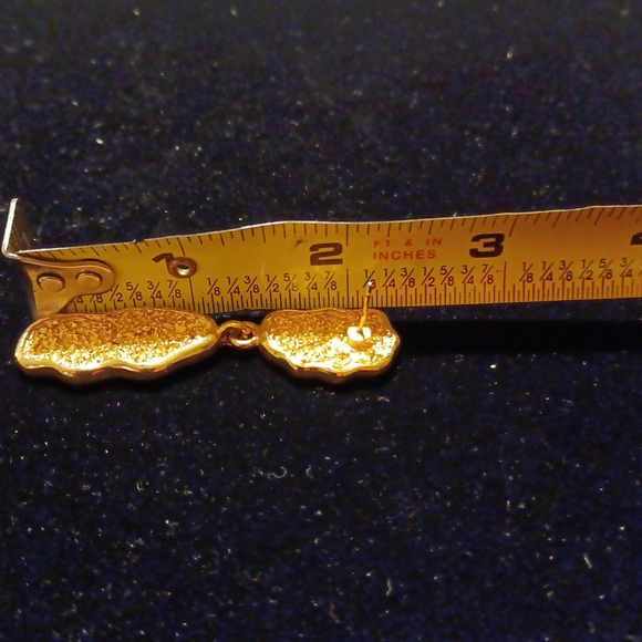 Textured goldtone earrings - Picture 4 of 4